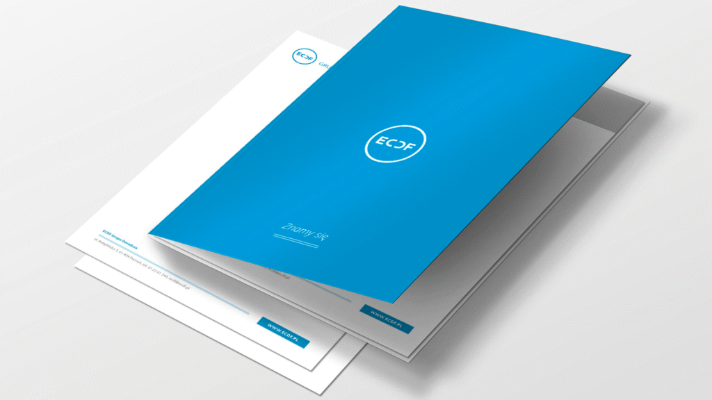 Firmowa teczka ECDF w nowej identyfikacji wizualnej – minimalistyczny design z hasłem „Znamy się”.