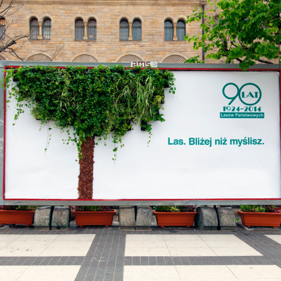 Las. Bliżej niż myślisz. Billboard z roślinnymi nasadzeniami przypominającymi koronę drzewa. Instalacja dla Lasów Państwowych.