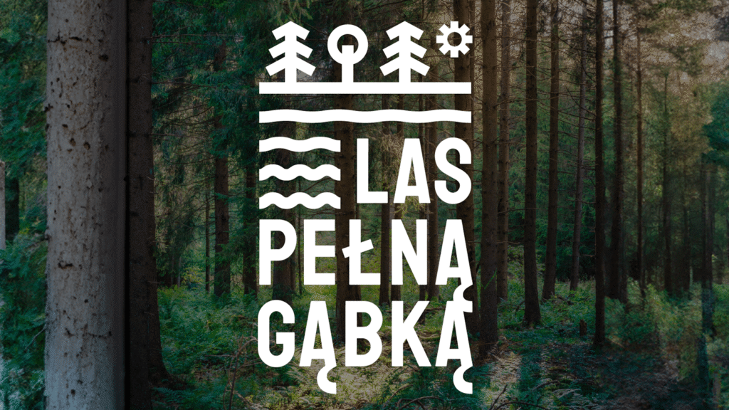Logo kampanii ekologicznej „Las pełną gąbką” na tle drzew w lesie.