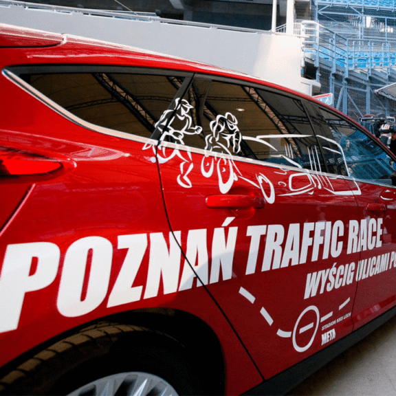 Poznań Traffic Race – obrandowany samochód Ford biorący udział w wyścigu.