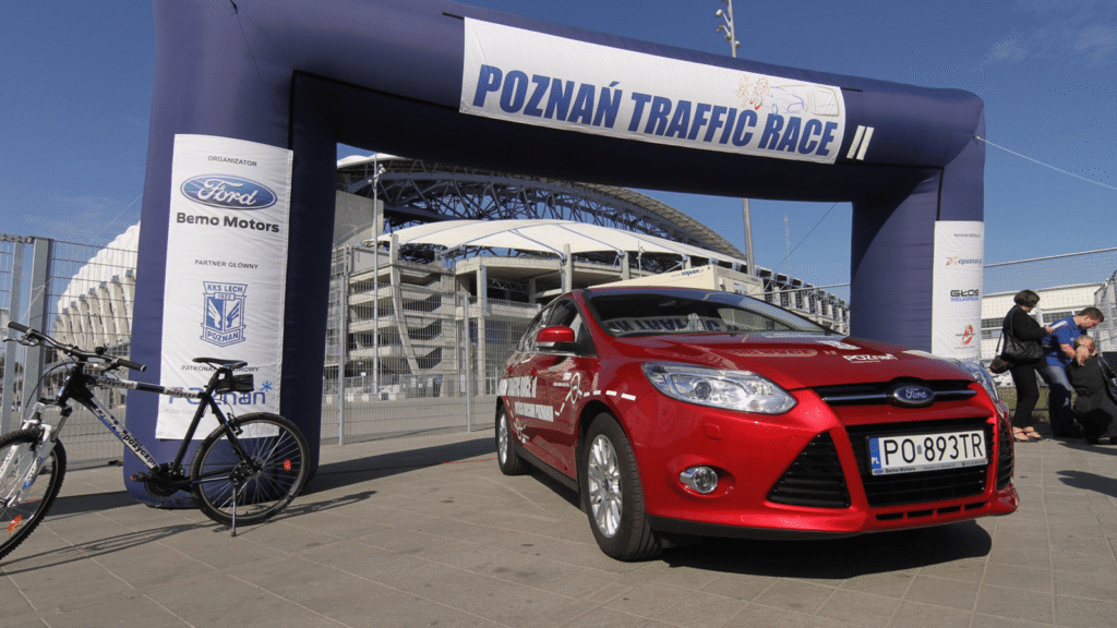 Ford – samochód biorący udział w evencie Poznań Traffic Race na mecie.