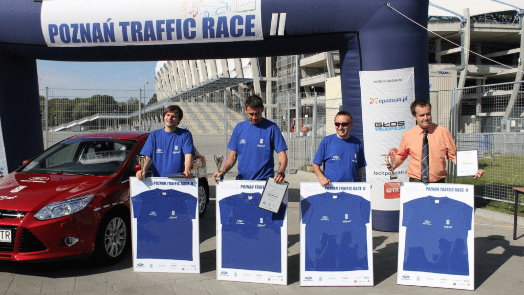 Poznań Traffic Race – finał – uczestnicy wyścigu z nagrodami.